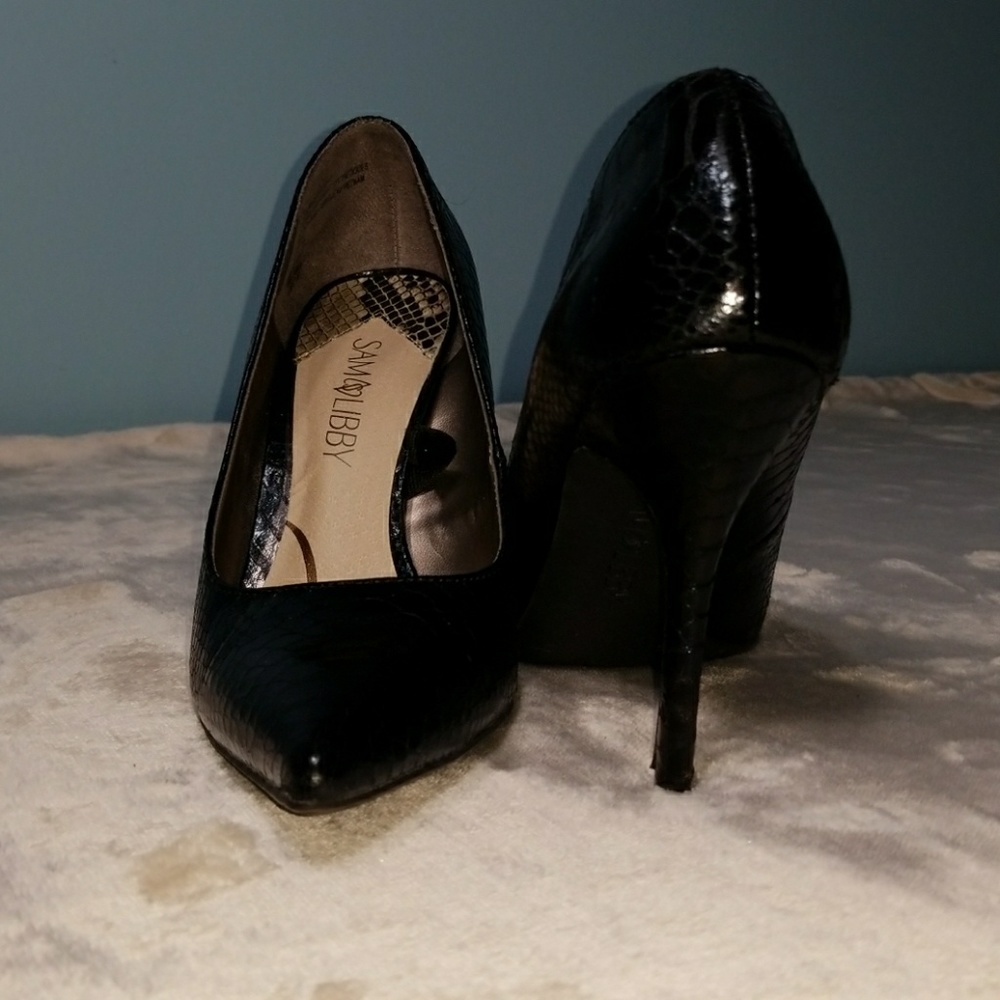 Black Pumps